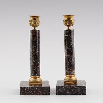 LJUSSTAKAR, 1 par, porfyr, gustaviansk stil, 1900-tal.