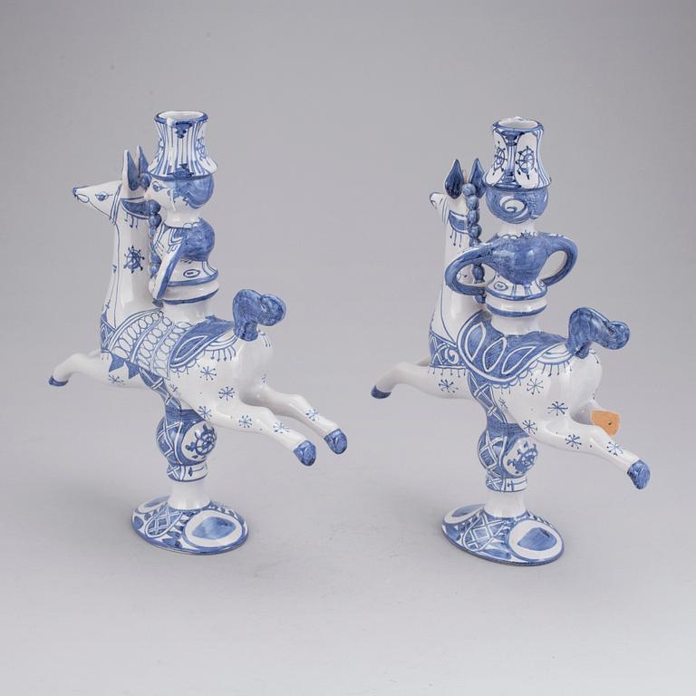 LJUSSTAKAR, ett par, fajans. Björn Wiinblad, Danmark 1989.