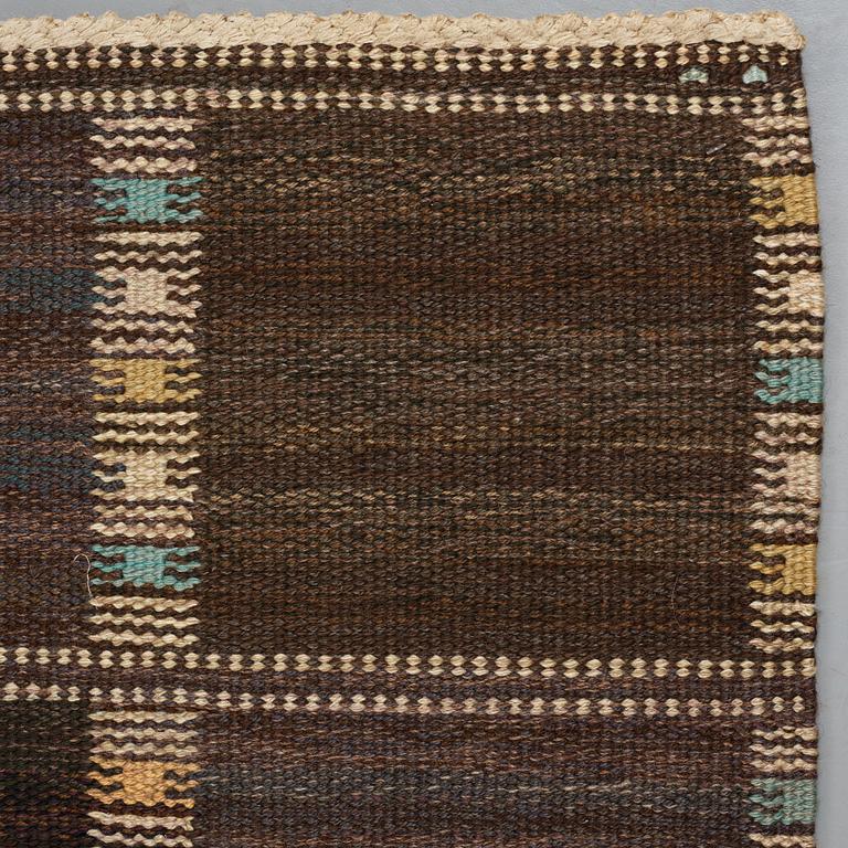 Barbro Nilsson, Matta, "Falurutan mörk", rölakan, ca 278 x 198-202 cm, signerad AB MMF BN.