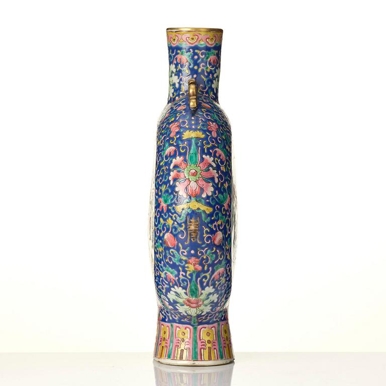 Vas, porslin. Qingdynastin, 1800-tal.