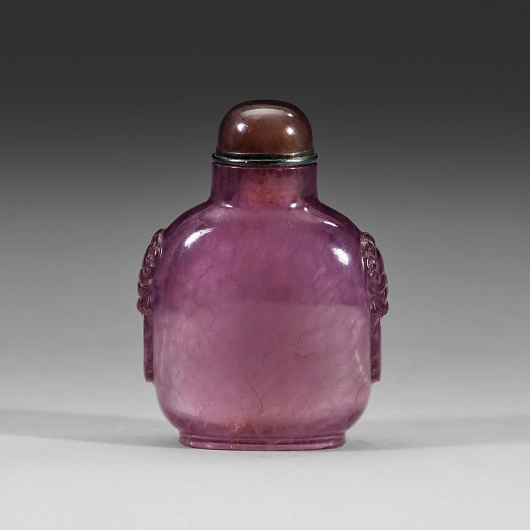 An amethyst snuff bottle with stopper, Qing dynasty (1644-1912).