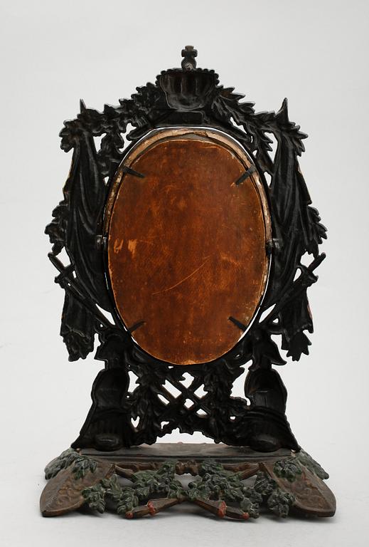 BORDSSPEGEL, bemålat gjutgods, sent 1800-tal.