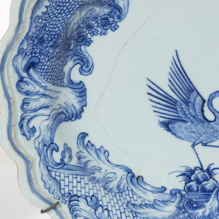 Tallrikar, ett par, vapenporslin, Qingdynastin, Qianlong (1736-95).