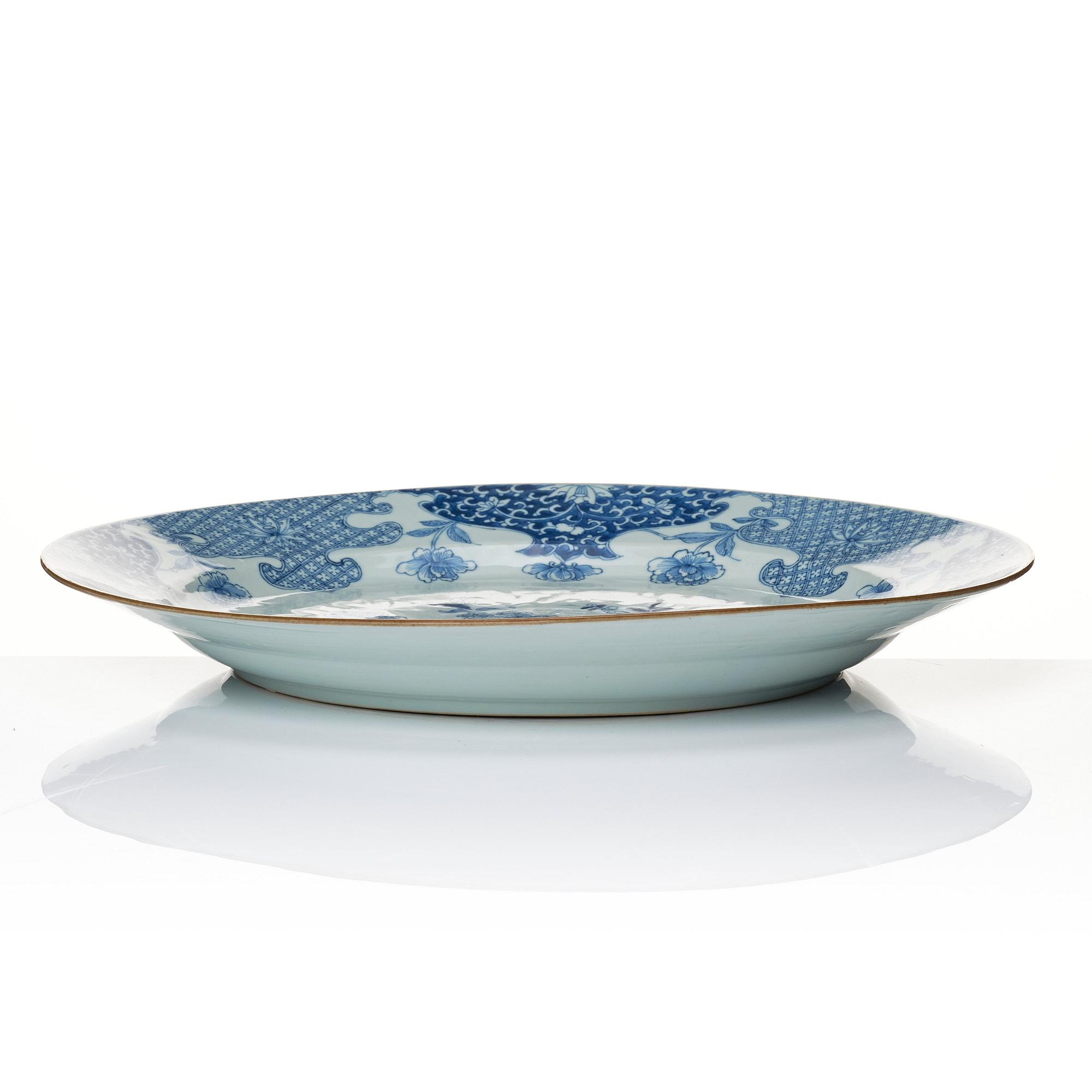 Fat, porslin. Qingdynastin, Qianlong (1736-95).