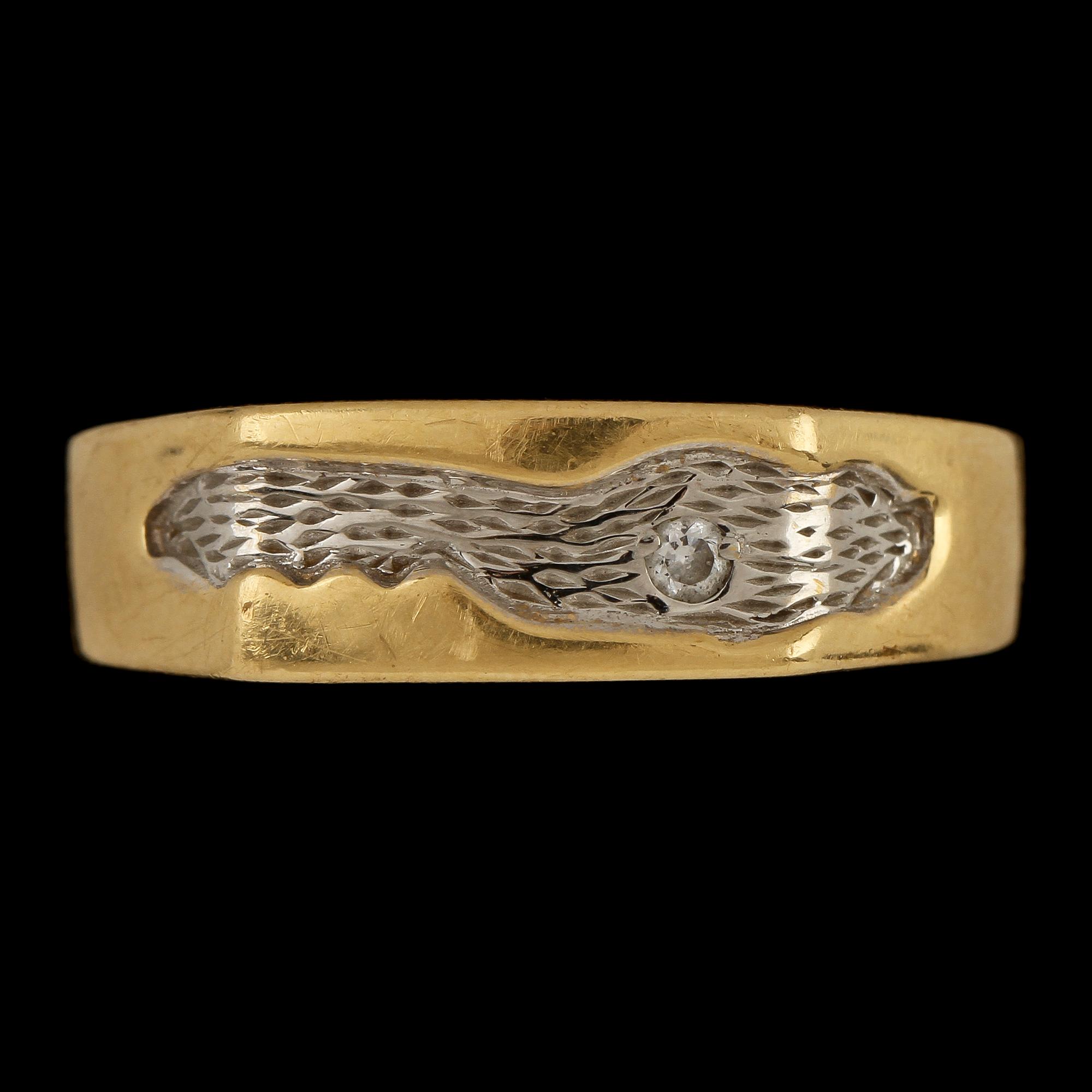 RINGAR, 2 st, 18k guld och vitguld samt en liten briljantslipad diamant, 1900-tal. Vikt 10 g.