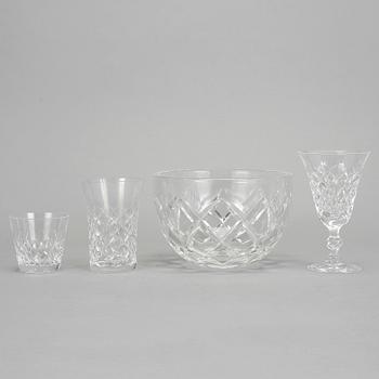 GLASSERVISDELAR, 33 delar, "Rut", Fritz Kallenberg, Kosta Boda samt SKÅL i rutslipad kristall.