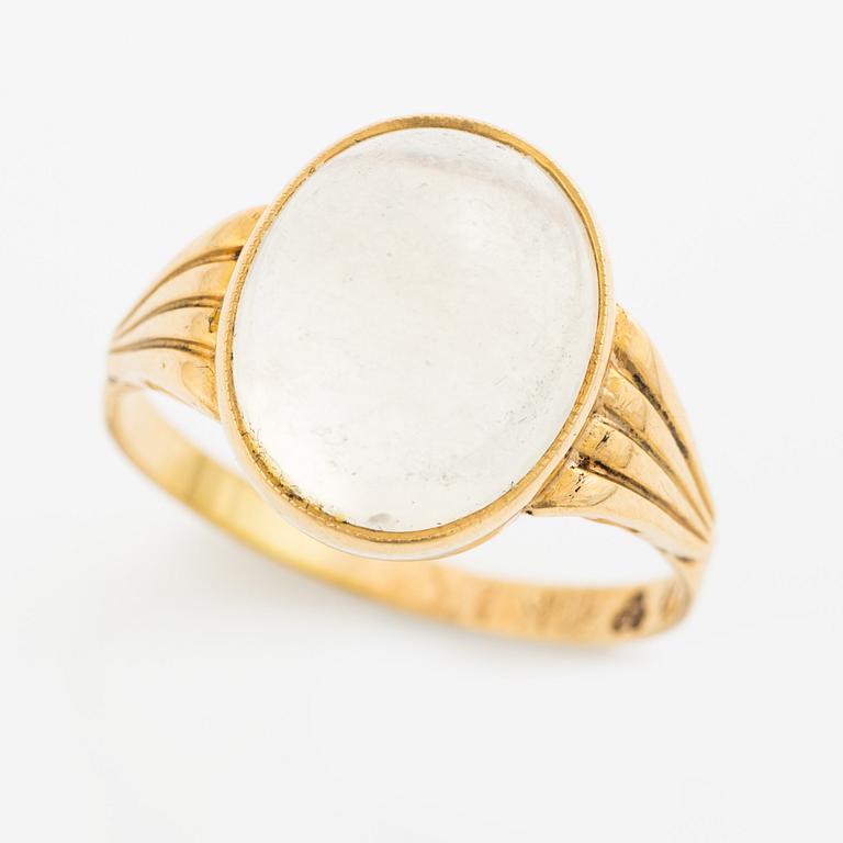 Ring, 18K guld med månsten.