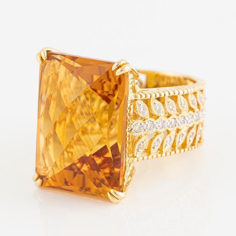 Ring 18K guld med en checkerslipad citrin och runda briljantslipade diamanter.