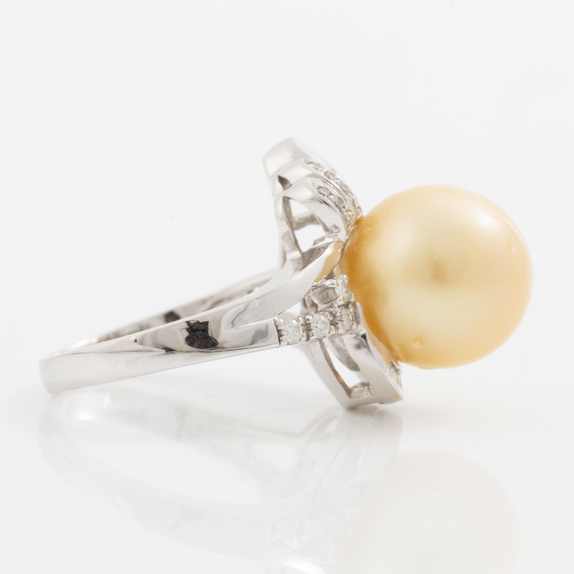 Ring, cocktailring, 18K vitguld med odlad pärla och baguette- och briljantslipade diamanter.