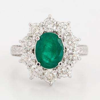 CLUSTER RING, 14K white gold, with one emerald and 10 diamonds.