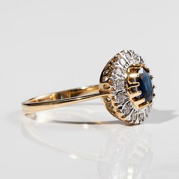 RING, 18K guld, safir, 14 briljantslipade diamanter ca 0,50 ct. Vikt 5,7 g.