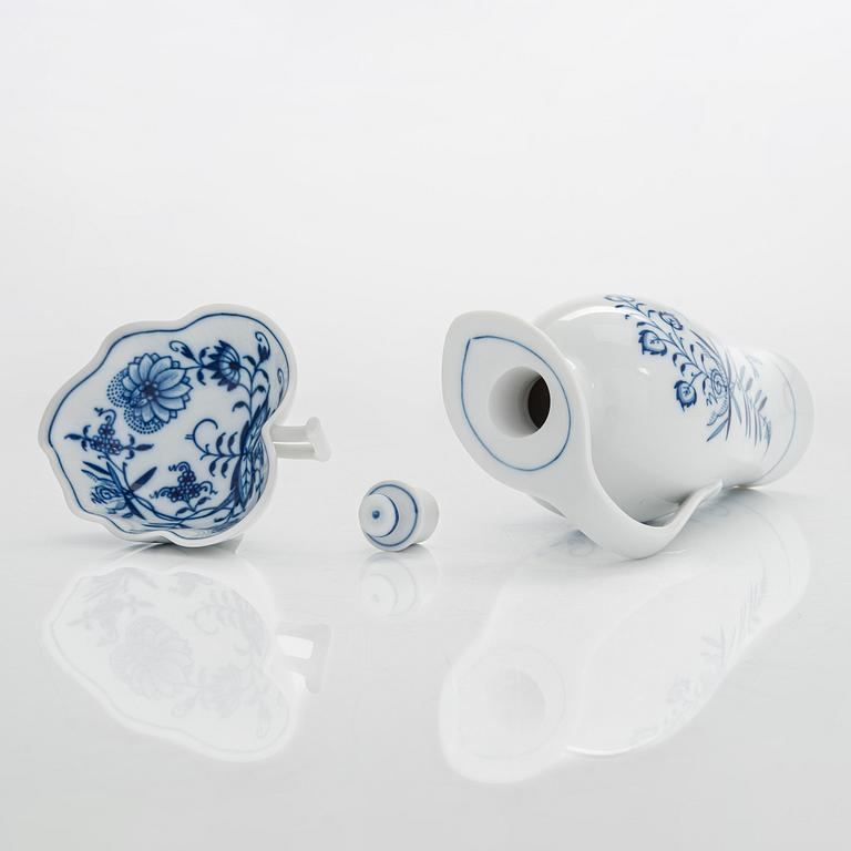 A set of 4 porcelain service pieces, "Onion pattern/Zwiebelmuster", Meissen and Teichert-Werke in Meissen, Germany.