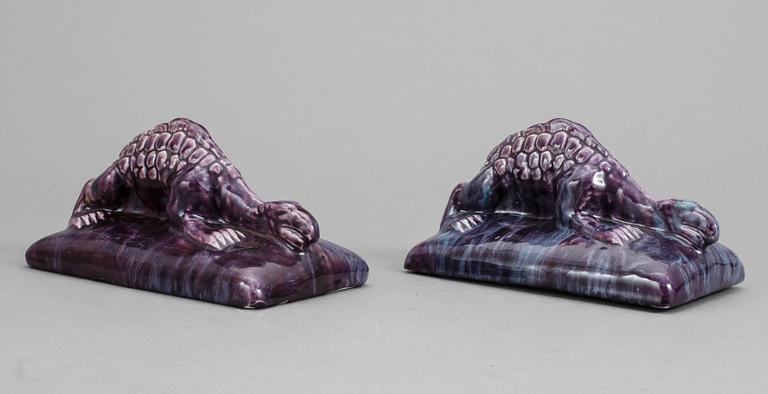BREVPRESSAR, ett par, flintgods, möjligen Alf Wallander, Rörstrand, 1900-talets första kvartal.