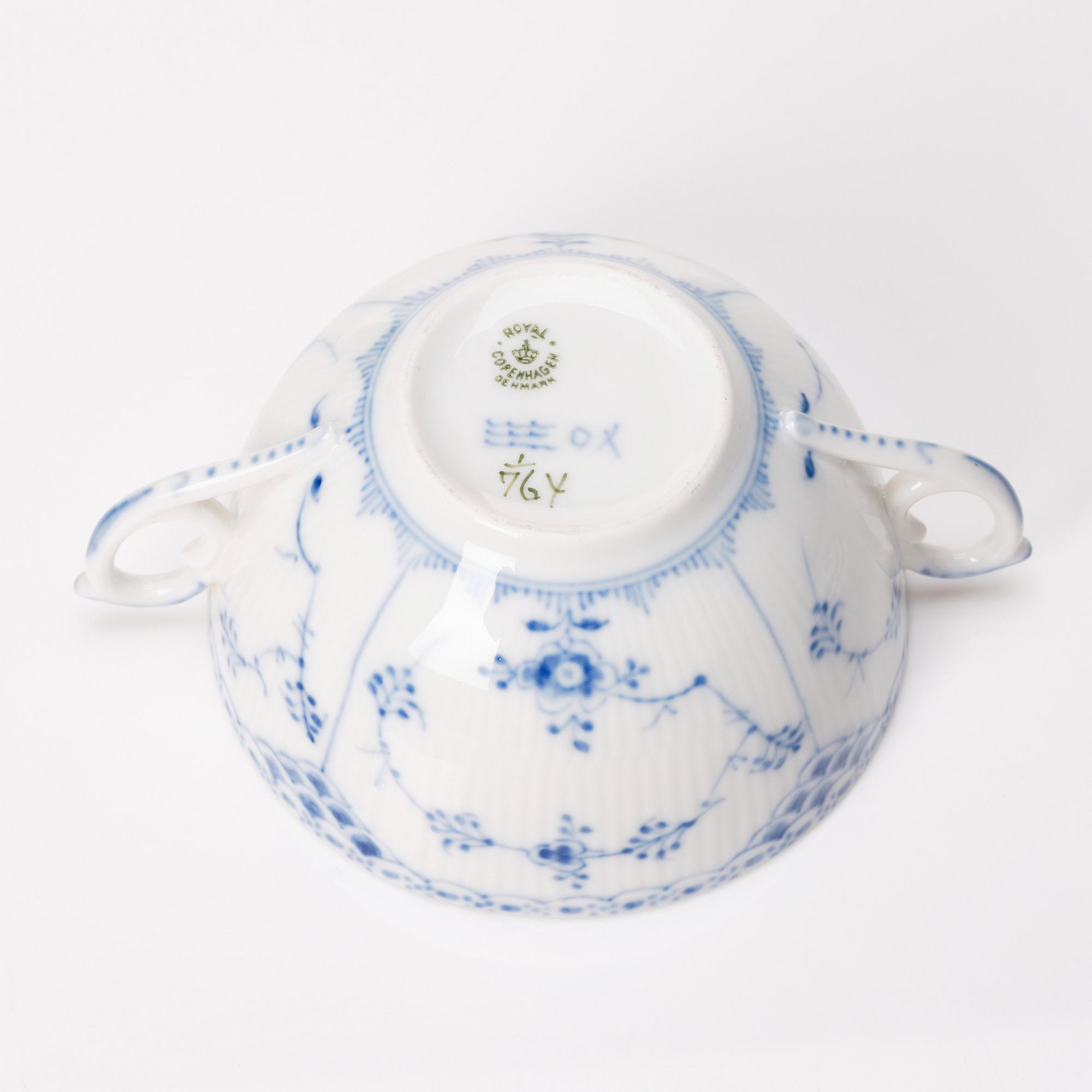 Royal Copenhagen, a 107 pieces 'Musselmalet' porcelain service, 20th century.