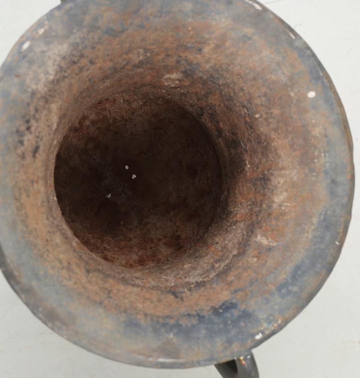 TRÄDGÅRDSURNOR, ett par, gjutjärn, 1800/1900-tal.