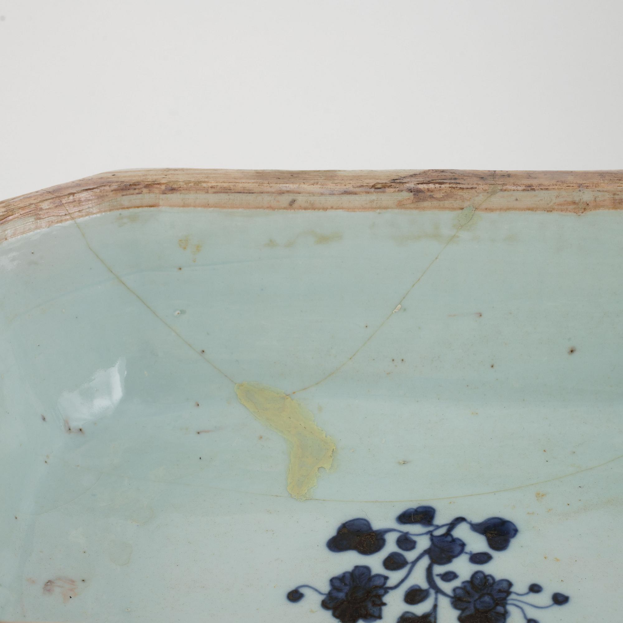 Terrin med fat, porslin, Kina, Qingdynastin, Qianlong (1736-95).