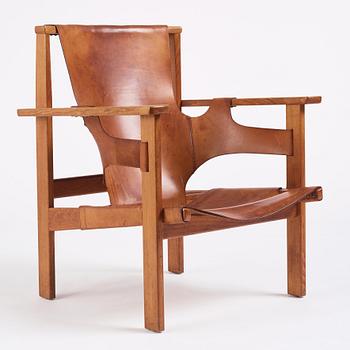 Carl-Axel Acking, förlagan till "Trienna", fåtölj, snickarmästare Torsten Schollin, 1950-tal. Proveniens Carl Axel Acking.