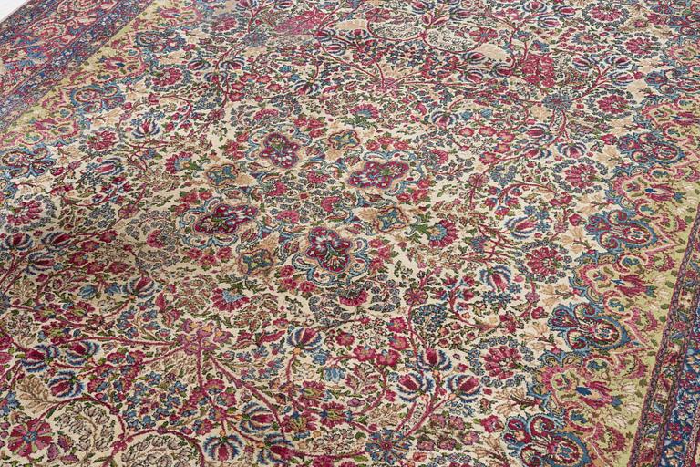A Kerman carpet, approx. 420 x 300 cm.