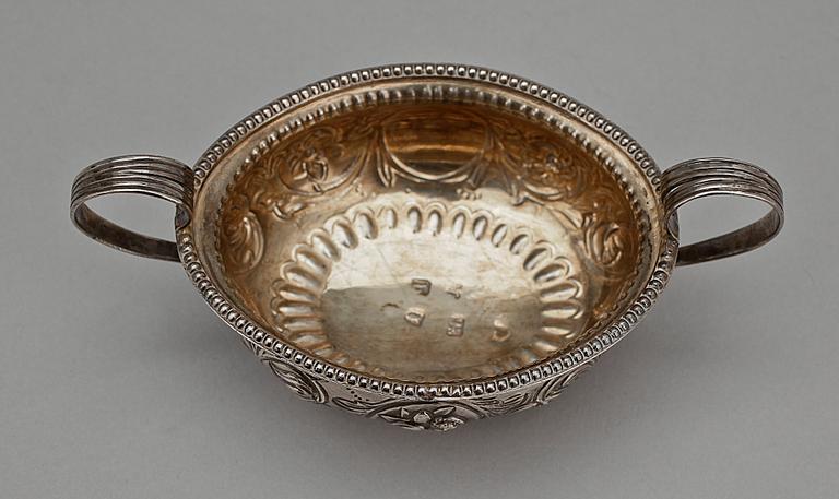SKÅL, silver, otydlig mästarstämpel, 1783-84, London. Vikt ca 75g.