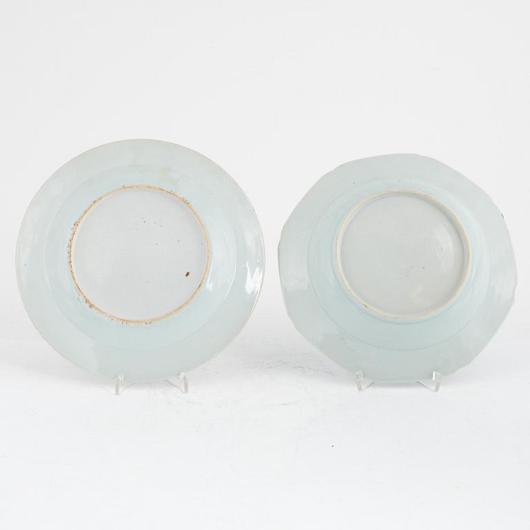 A group of four (2+2) Chinese porcelain plates, Qing dynasty, Qianlong (1736-95).