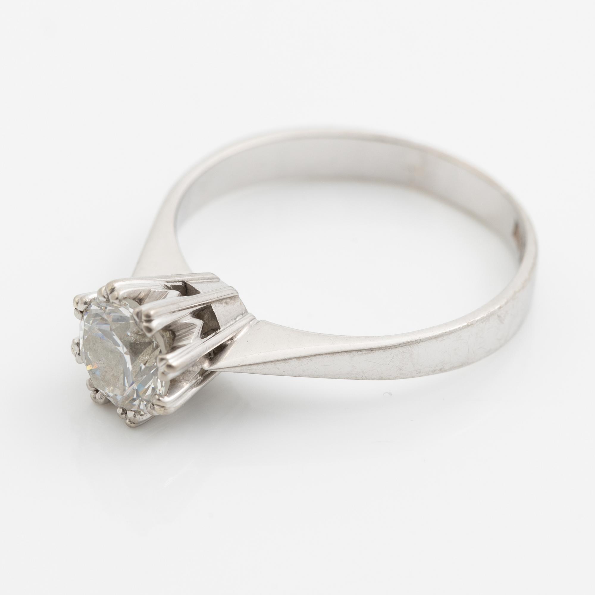 Ring, enstensring, 18K vitguld med rund briljantslipad diamant 1.02 ct.