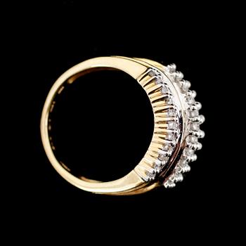 RING, 10 k guld, briljant och baguetteslipade diamanter totalt ca 1.50 ct.