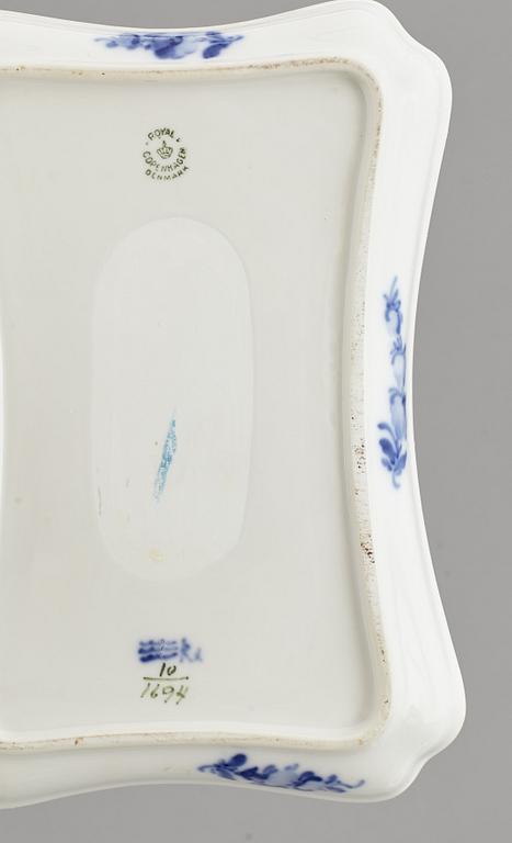 KAFFESERVIS, 33 delar, porslin, "Blå blomst", Royal Copenhagen, Danmark.