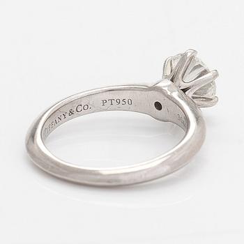 Tiffany & Co, sormus, platinaa, briljanttihiottu timantti noin 0.90 ct kaiverruksen mukaan.