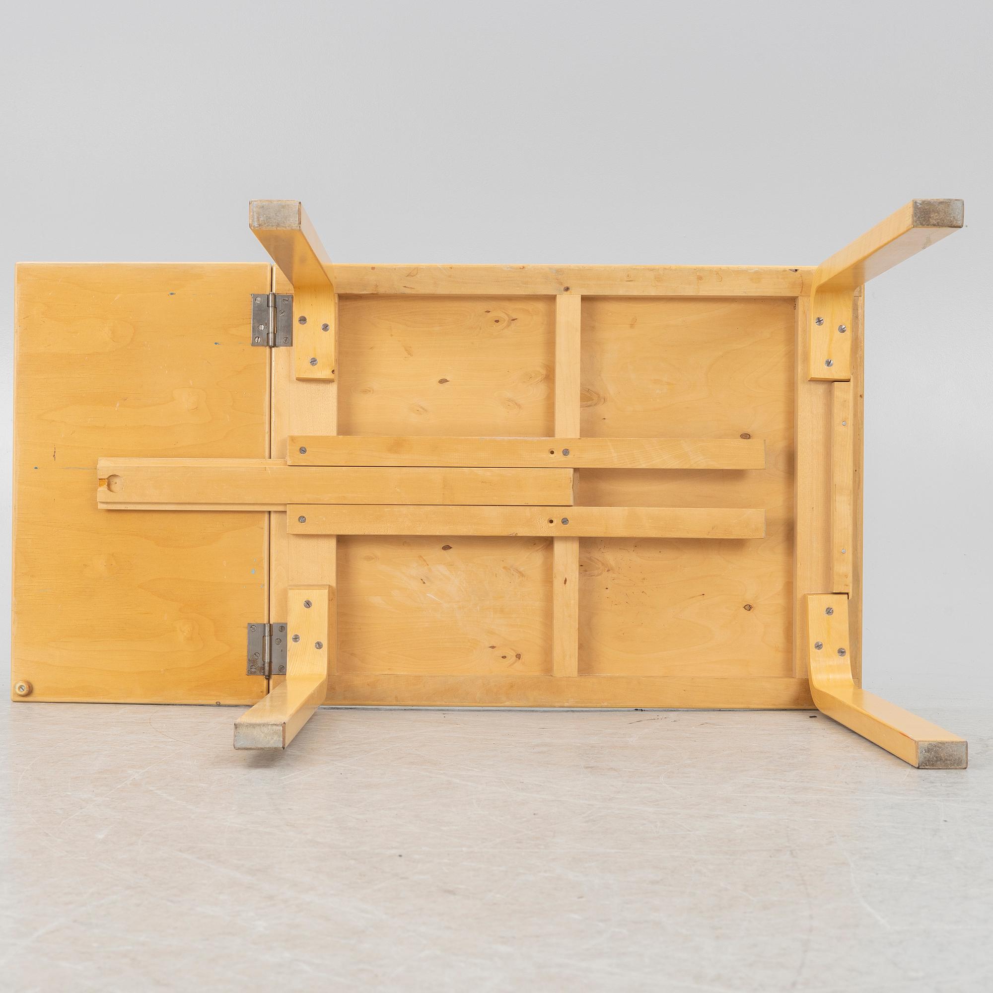 Alvar Aalto, drop-leaf table, model DL82, O.Y. Huonekalu- ja Rakennustyötehdas A.B., mid-20th century.