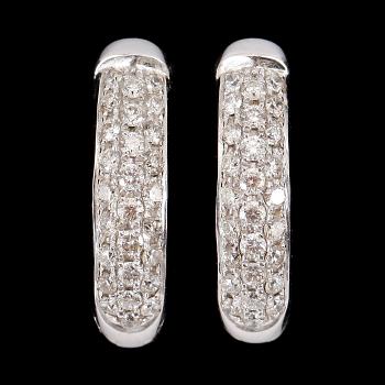 ÖRHÄNGEN, ett par, 18k vitguld med briljantslipade diamanter tot ca0,88ct. Vikt 7g.