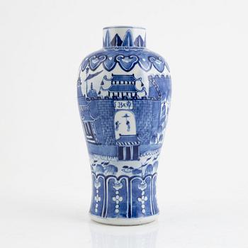 A porcelain urn, China, late Qing dynasty, 19th century.