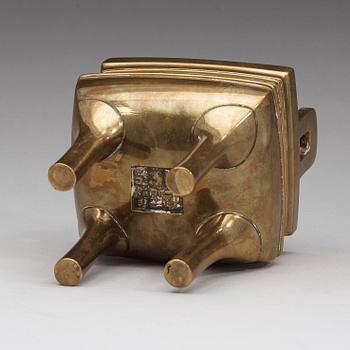 RÖKELSEKAR, polerad brons. Sen Qingdynasti (1644-1912).