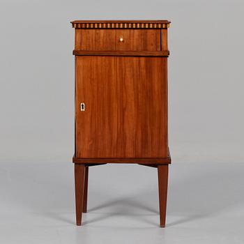 SÄNGBORD, 1800-talets första hälft.