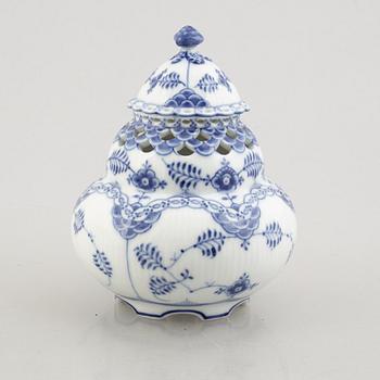 A porcelain "Blue fluted Full Lace"/"Musselmalet", Potpourri jar with cover, Royal Copenhagen, model 1186, 1920's/30's.