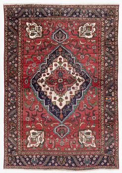 Carpet, semi-antique Heris/Gorovan, approx. 275 x 200 cm.
