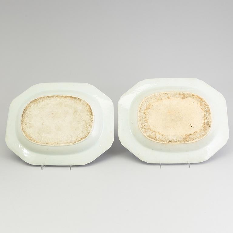 A group of three blue and white Chinese export porcelain serving dishes, Jiaqing (1796-1820).