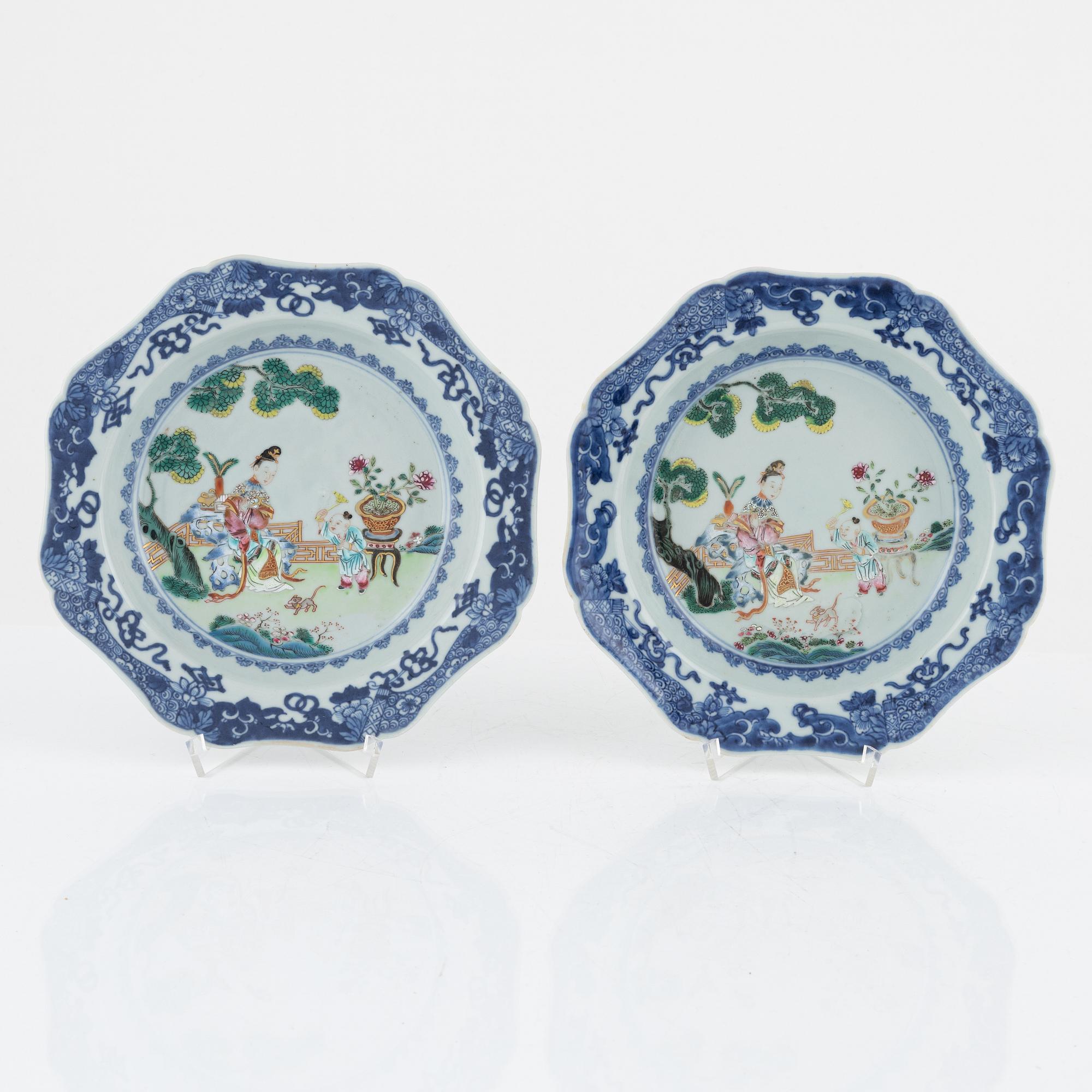 Sopptallrikar, ett par, porslin, Kina, Qingdynastin, Qianlong (1736-95).