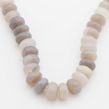 Collier with faceted agate beads.