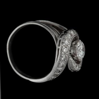 A brilliant-cut diamond ring. Center stone circa 0.90 ct.