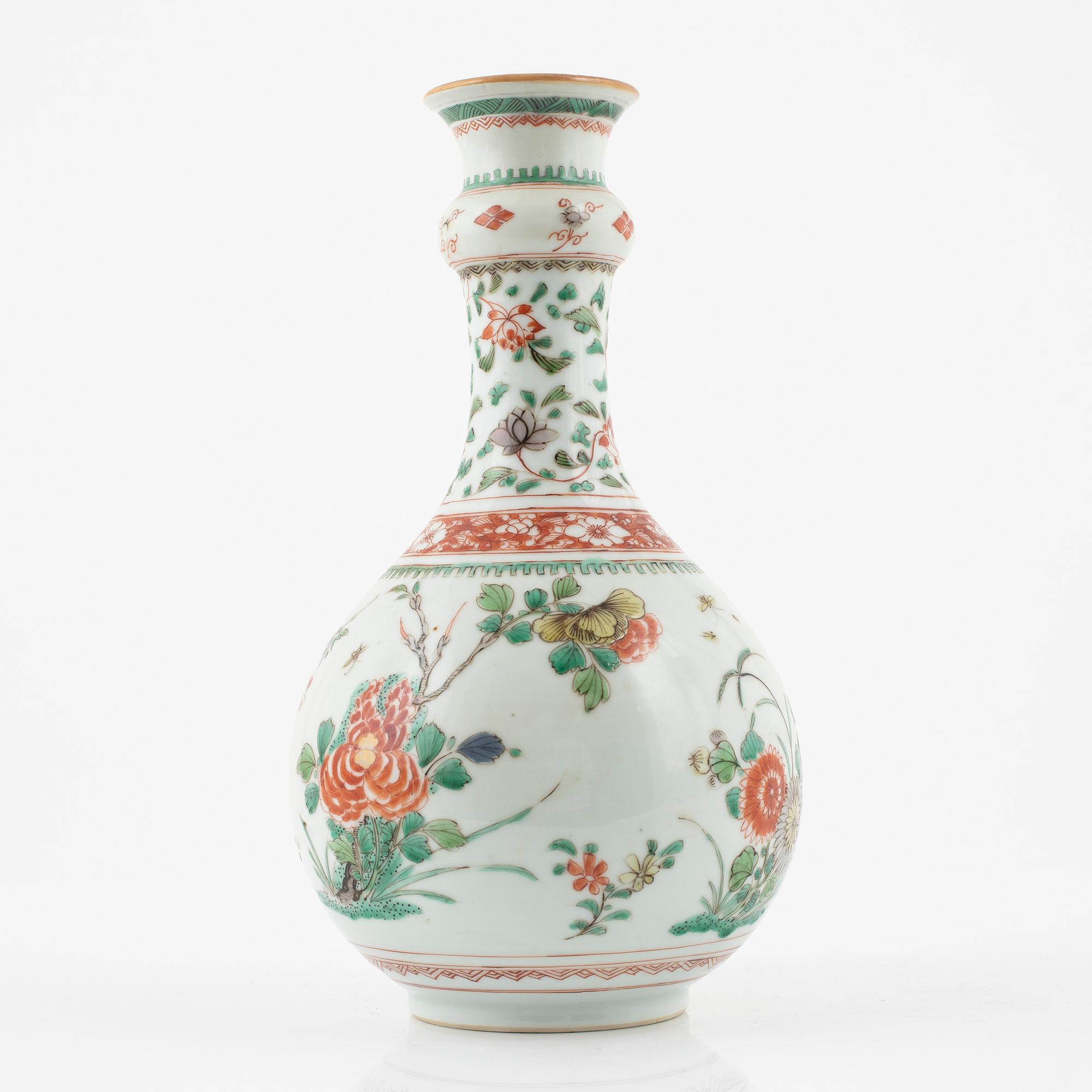 Vas, porslin. Qingdynastin, Kangxi (1662-1722
).