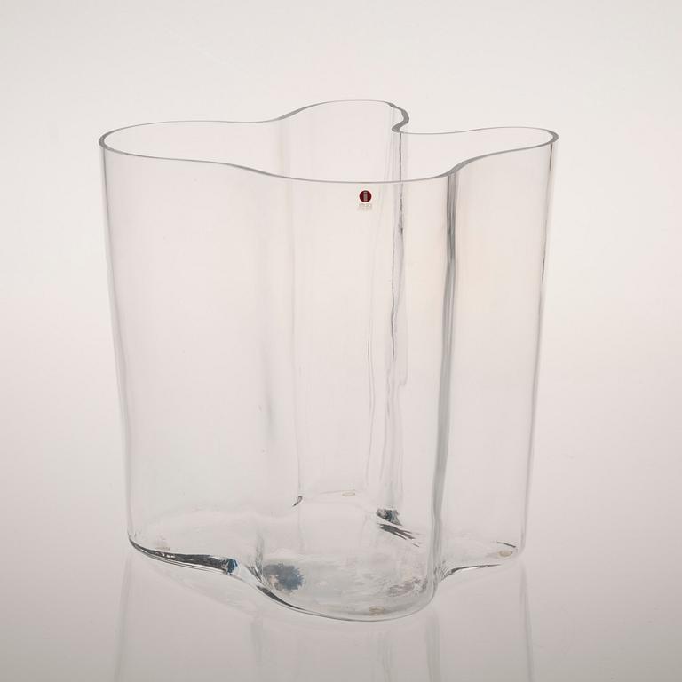 VAS, glas, signerad och numrerad ALVAR AALTO 2/1998. Iittala Finland 1970-tal.
