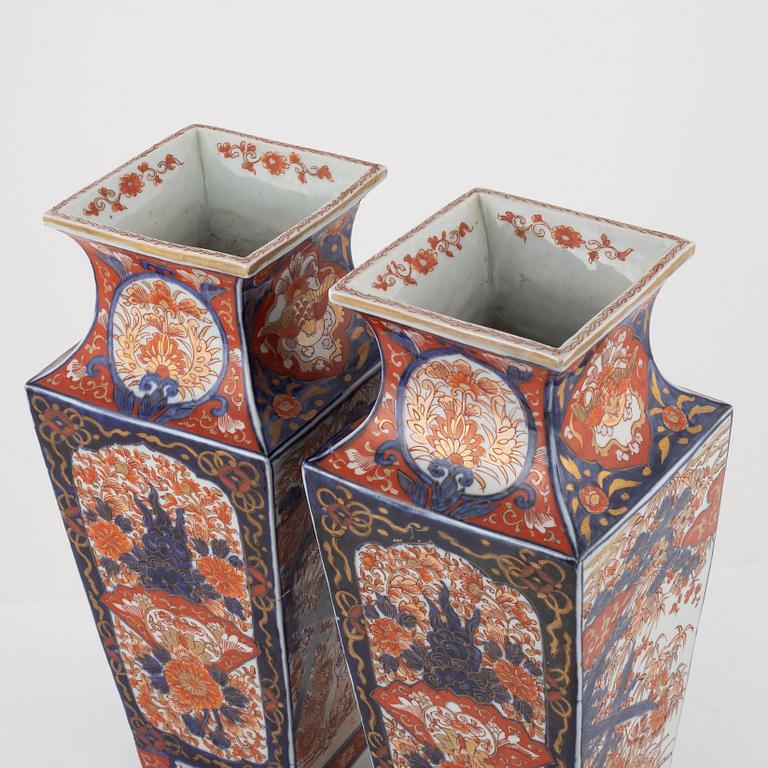 A pair of Imari vases, Japan, around 1900.