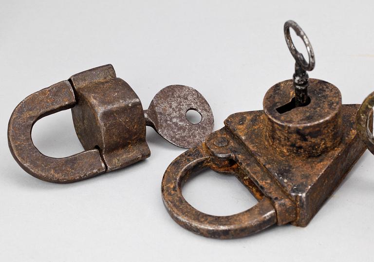 HÄNGLÅS, 5 st, järn, varav ett sk Polhemlås, 1700/1800-tal.