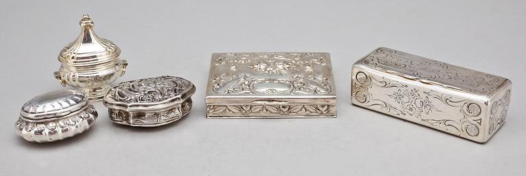 DOSOR, 4 ST, SAMT CIGARETTETUI, silver, bland annat Christopher Creutz, 1859, Stockholm. Vikt tot 359 g.