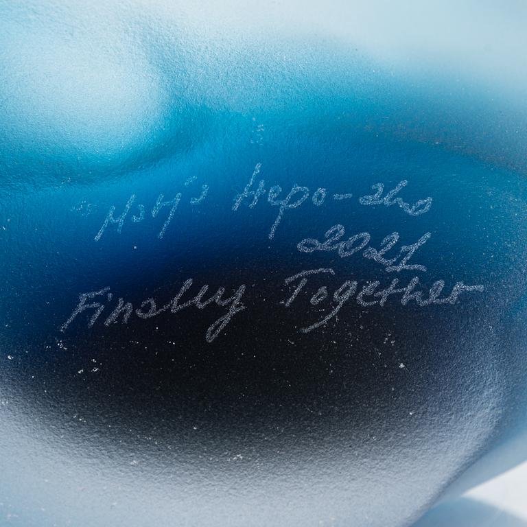 Marja Hepo-aho, glasskulptur, "Finally together", signerad Marja Hepo-aho 2021, Glass Studio Mafka&Alakoski Riihimäki.