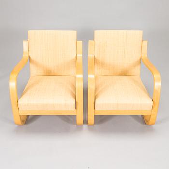 Alvar Aalto, A a pair of mid-20th century '34/402' armchairs for  O.Y. Huonekalu- ja Rakennustyötehdas A.B. Finland.