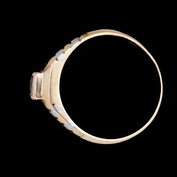 RING, 18k guld med två baguetteslipade diamanter. Tot vikt ca 7,9g.