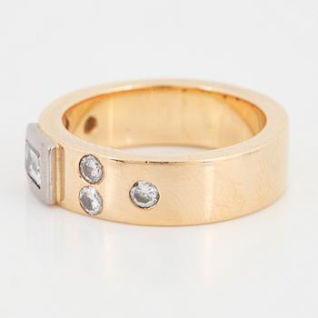 RING, 18K guld med smaragdslipad diamant och mindre briljantslipade diamanter.