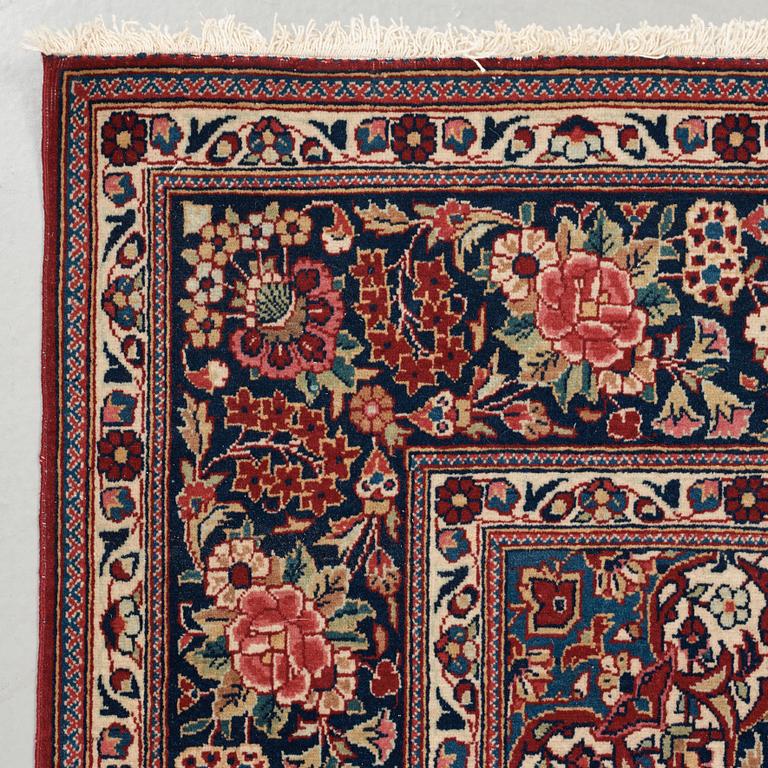 RUG. Semi-antique Kashan. 207 x 134 cm.