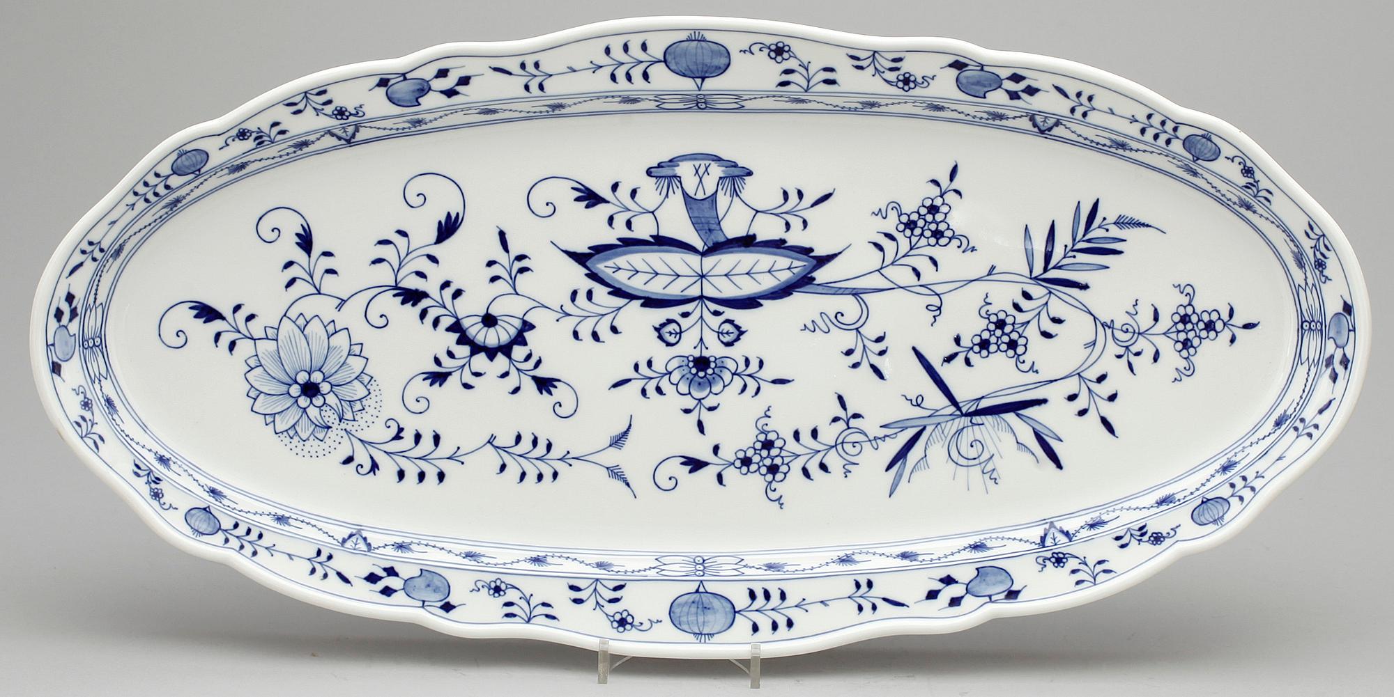 STEKFAT, porslin, 'Lökmönstret', Meissen, 1900-talets andra hälft.